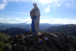 ピレネー山中のマリア像
