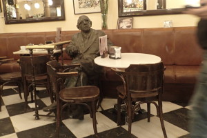 Café Novelty店内のウナムノ像