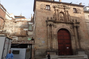 Iglesia de San Martínと取り壊し中の建物