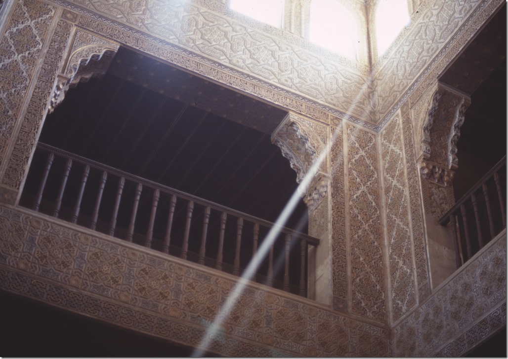 1980-08-17　Granada　アルハンブラ宮殿内の上階を見上げる